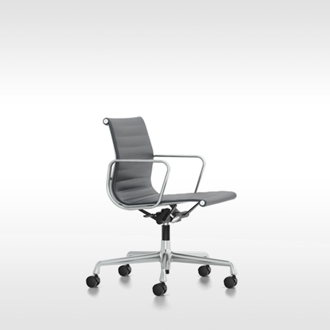 Vitra bureaustoel Aluminium Chair EA 118 leer door Charles & Ray Eames