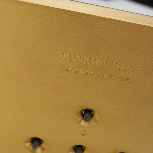 Biegert & Funk tafelklok QLOCKTWO TOUCH Creator's Edition Golden Legend door Biegert & Funk