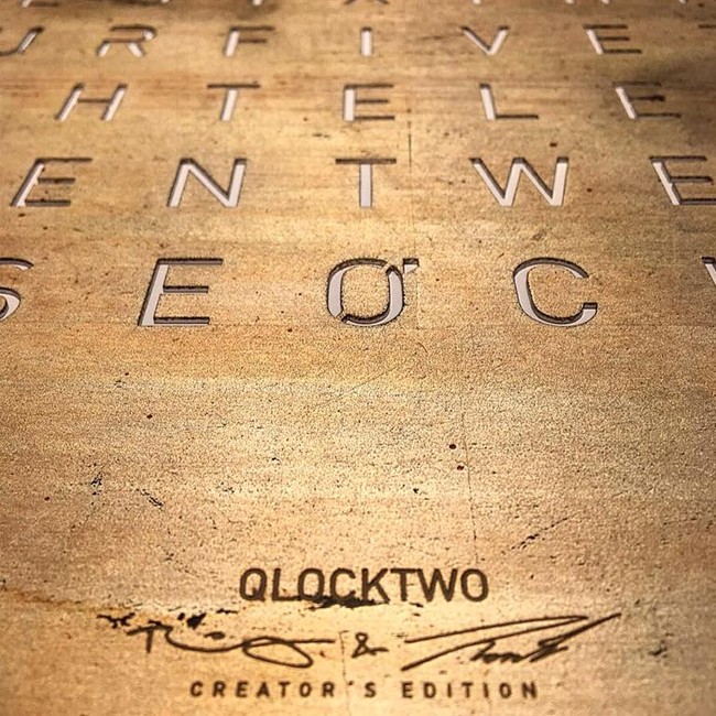 Biegert & Funk wandklok QLOCKTWO CLASSIC Creator's Edition Silver & Gold door Biegert & Funk