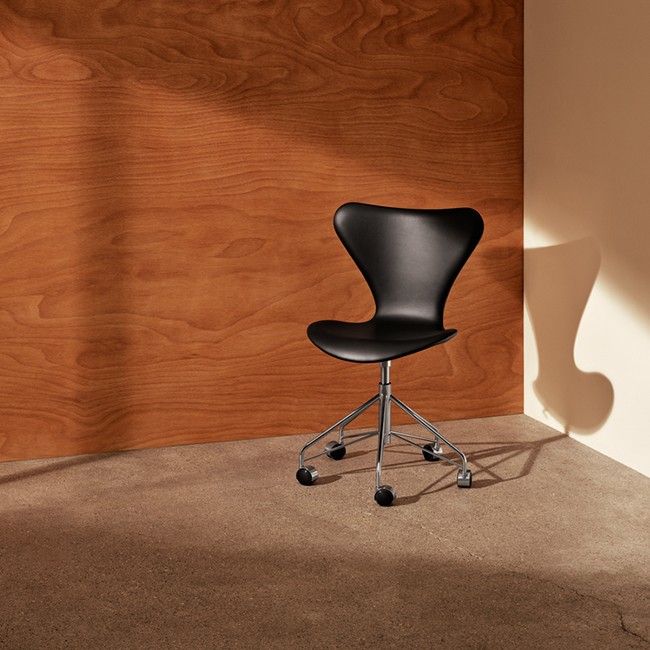 Fritz Hansen bureaustoel Series 7 Model 3117 Swivel Chair Bekleding Voorkant door Arne Jacobsen 