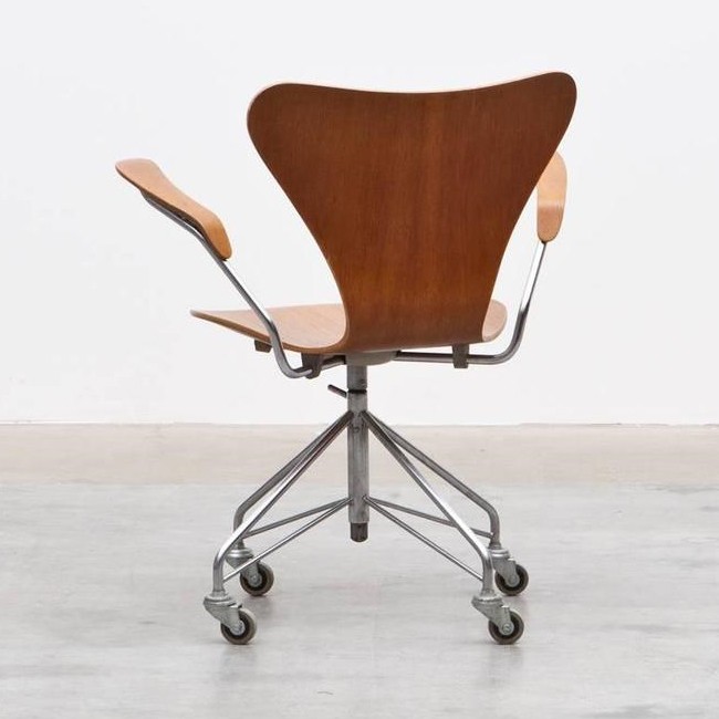 affix Precies uitbreiden Fritz Hansen Bureaustoel Series 7 Model 3217 Swivel Armchair Door Arne  Jacobsen | Designlinq