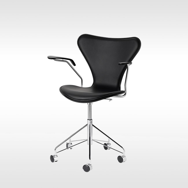Fritz Hansen bureaustoel Series 7 Model 3217 Swivel Armchair Bekleding Voorkant door Arne Jacobsen 