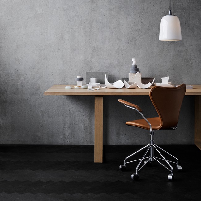 Fritz Hansen bureaustoel Series 7 Model 3217 Swivel Armchair Bekleding Voorkant door Arne Jacobsen 