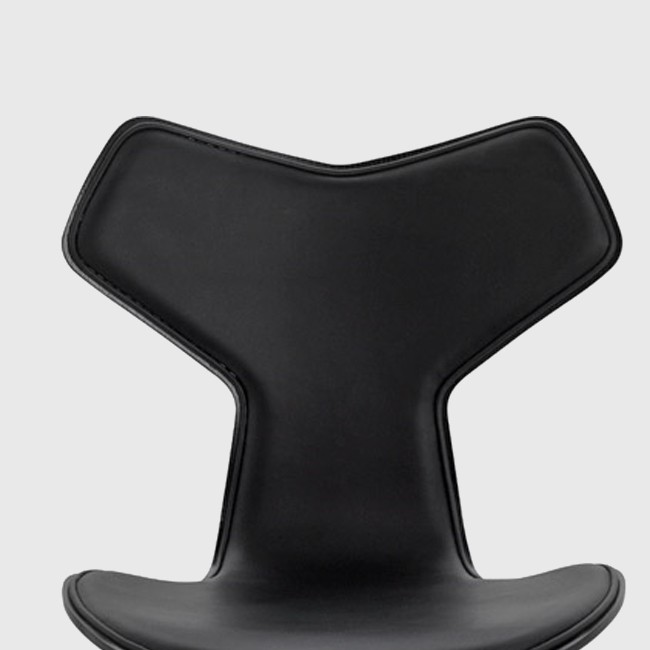 Fritz Hansen stoel Grand Prix Chair Model 4130 Houten Onderstel Volledig Bekleed door Arne Jacobsen 