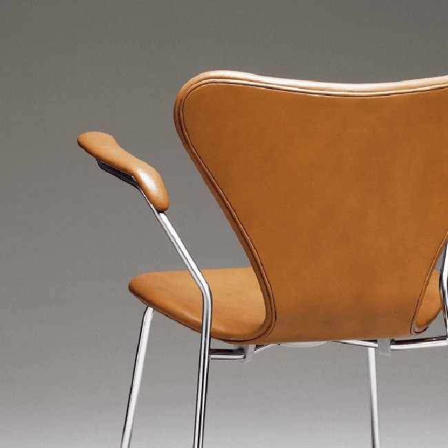 Fritz Hansen stoel Series 7 Armchair Model 3207 Volledig Bekleed door Arne Jacobsen 