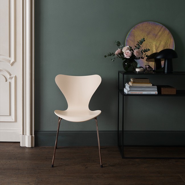 Fritz Hansen stoel Series 7 Chair Model 3107 Gekleurd Essen door Arne Jacobsen 