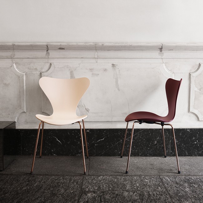 Fritz Hansen stoel Series 7 Chair Model 3107 Gelakt Eiken door Arne Jacobsen 