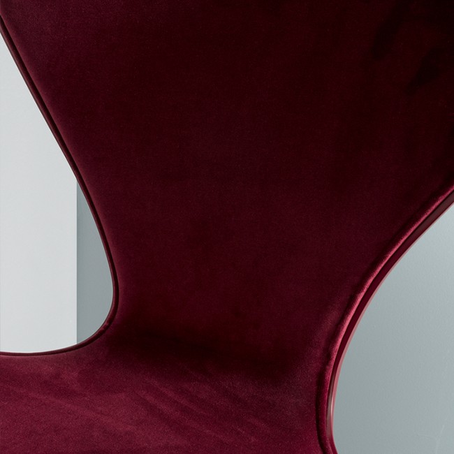 Fritz Hansen stoel Series 7 Chair Model 3107 Bekleding voorkant door Arne Jacobsen 