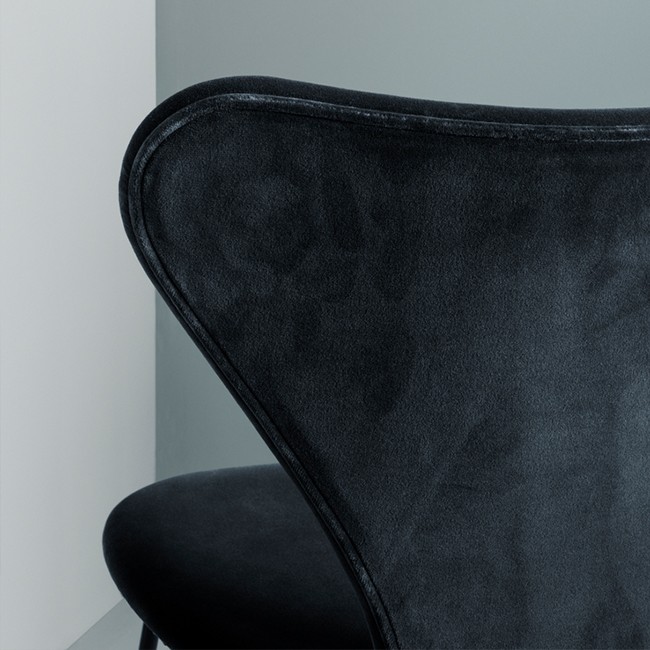 Fritz Hansen stoel Series 7 Chair Model 3107 Volledig bekleed door Arne Jacobsen 