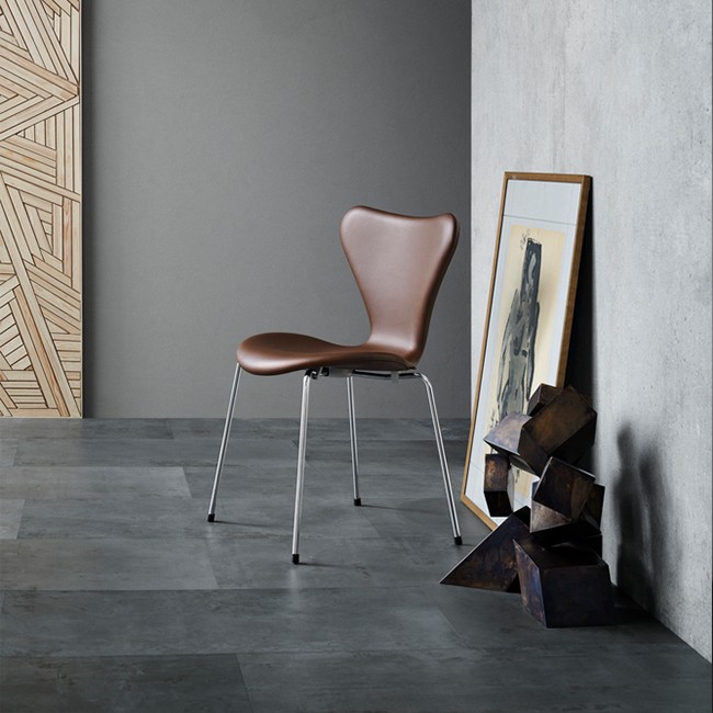 Fritz Hansen stoel Series 7 Chair Model 3107 Volledig bekleed door Arne Jacobsen 