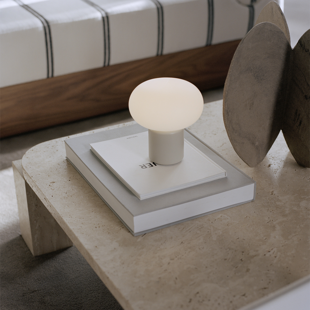 New Works portable tafellamp Karl-Johan Portable Table Lamp door Signe Hytte