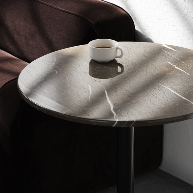 Normann Copenhagen bistrotafel Form Café Table Marble Rond door Simon Legald