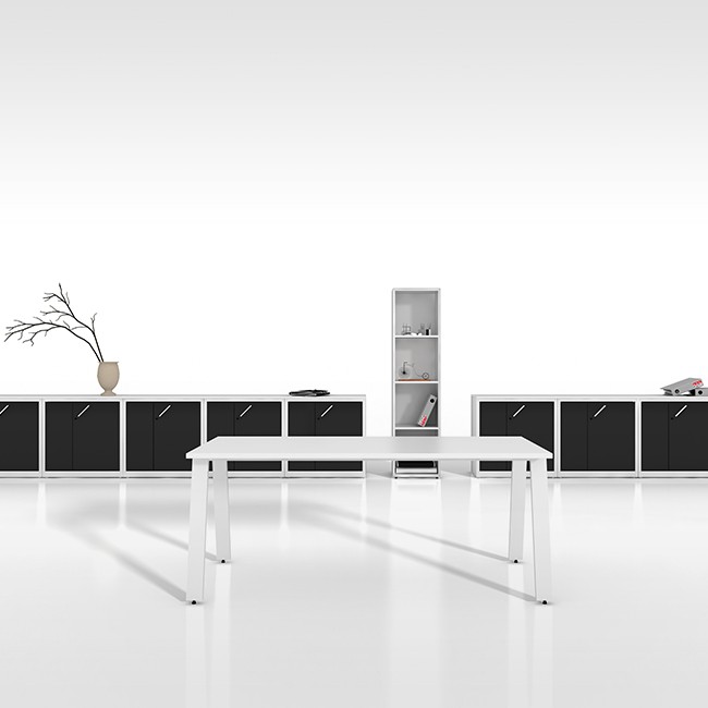 Raio bureau Endow X in hoogte verstelbaar (zwart onderstel) door Raio Design Studio