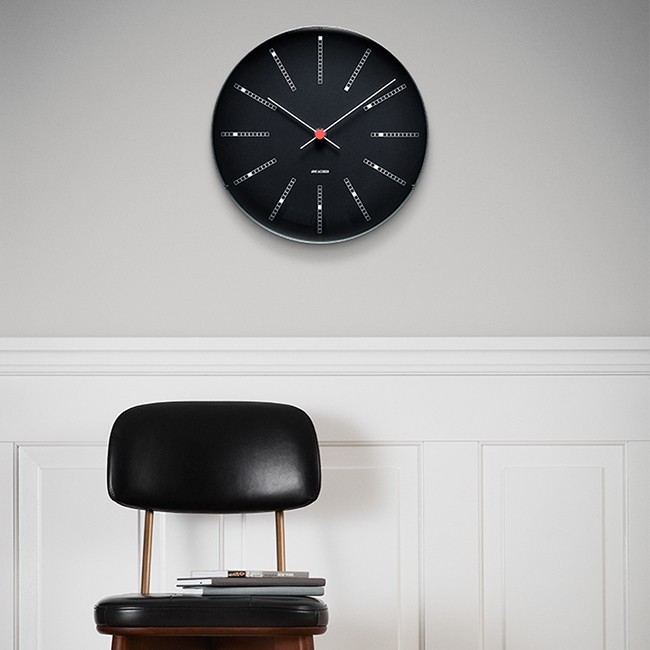 Rosendahl wandklok Bankers Wall Clock Black door Arne Jacobsen