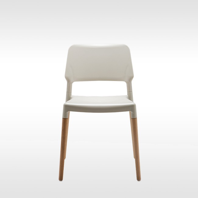 Santa & Cole stoel Belloch met berkenhouten pootstel door Lagranja Design