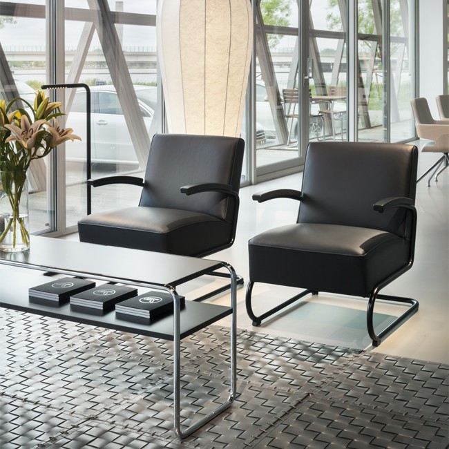 Thonet fauteuil Serie S 411 Gepoedercoat Onderstel door Thonet Design Team 