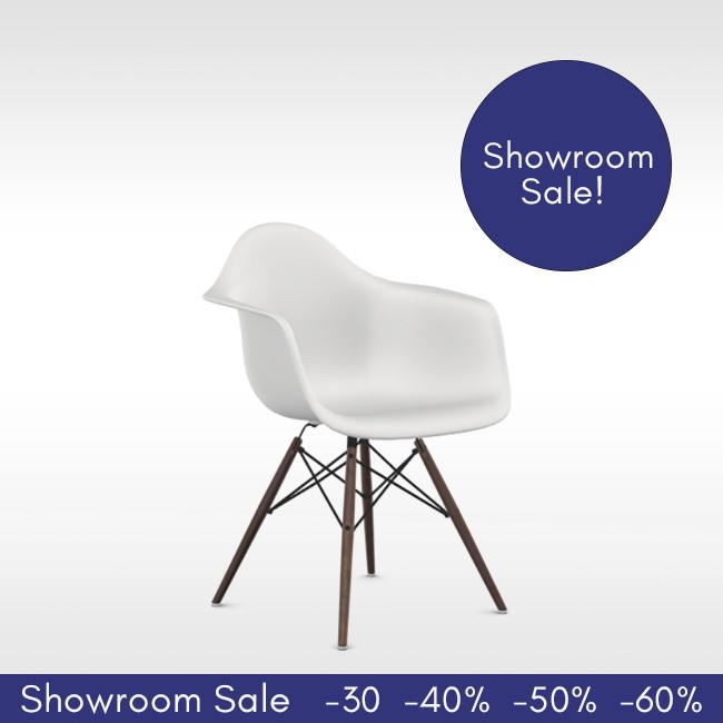 SHOWROOM SALE! Vitra stoel Eames Plastic Armchair DAW (esdoorn donkerbruin) door Charles & Ray Eames