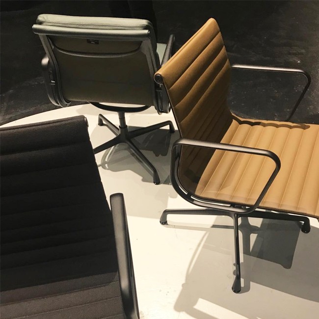 Vitra bureaustoel Aluminium Chair EA 117 stof (zwart frame) door Charles & Ray Eames