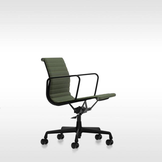 Vitra bureaustoel Aluminium Chair EA 117 stof (zwart frame) door Charles & Ray Eames