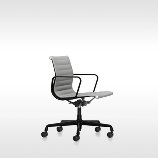 Vitra bureaustoel Aluminium Chair EA 118 leder (zwart frame) door Charles & Ray Eames