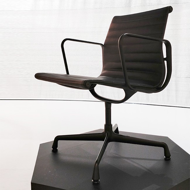 Vitra bureaustoel Aluminium Chair EA 118 leder (zwart frame) door Charles & Ray Eames