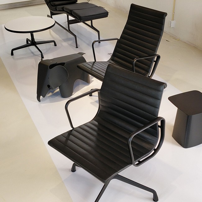 Vitra bureaustoel Aluminium Chair EA 119 leder (zwart frame) door Charles & Ray Eames