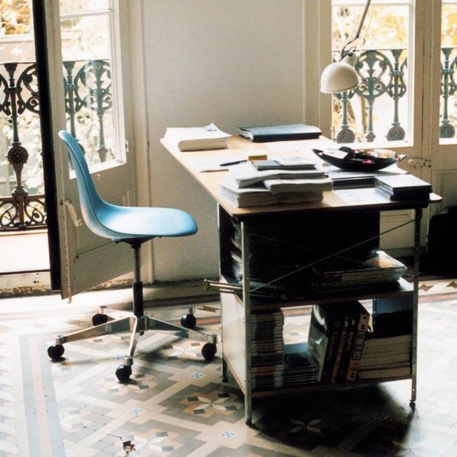 Vitra bureaustoel Eames Plastic Side Chair PSCC door Charles & Ray Eames