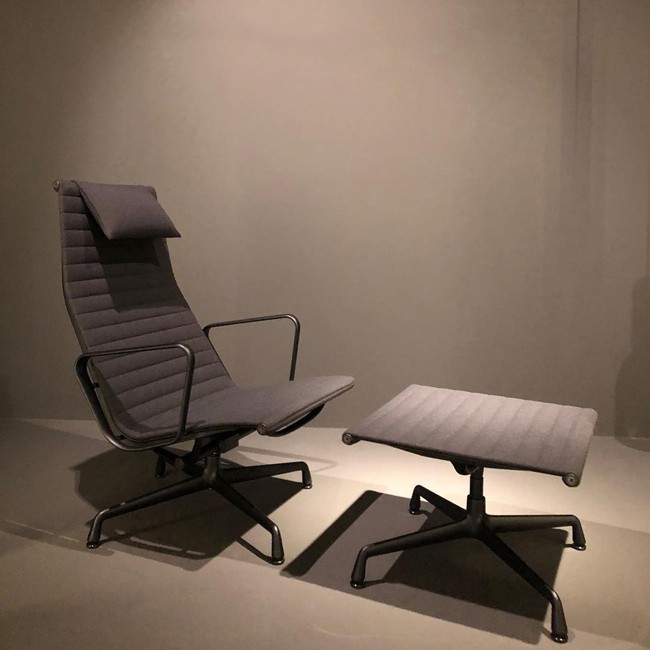 Vitra loungestoel Aluminium Chair EA 124 leder (zwart frame) door Charles & Ray Eames