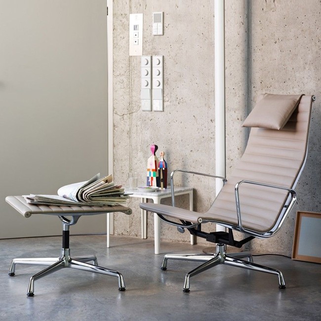 Vitra loungestoel Aluminium Chair EA 124 leer door Charles & Ray Eames