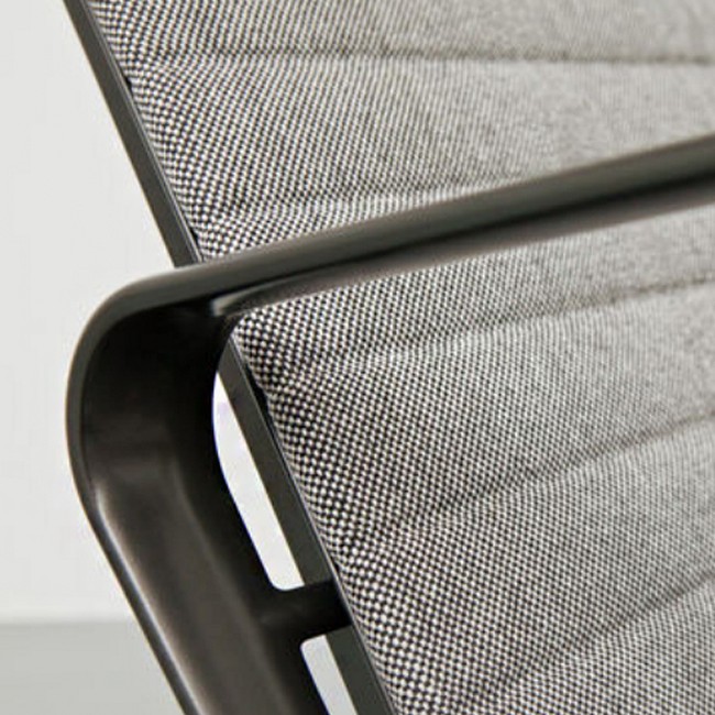 Vitra loungestoel Aluminium Chair EA 124 stof (zwart frame) door Charles & Ray Eames