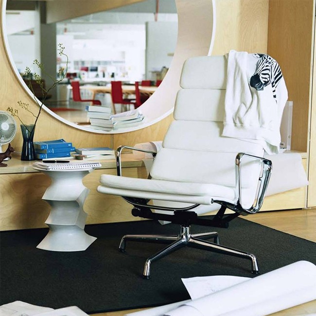 Vitra loungestoel Soft Pad Chair EA 222 Premium Leder door Charles & Ray Eames