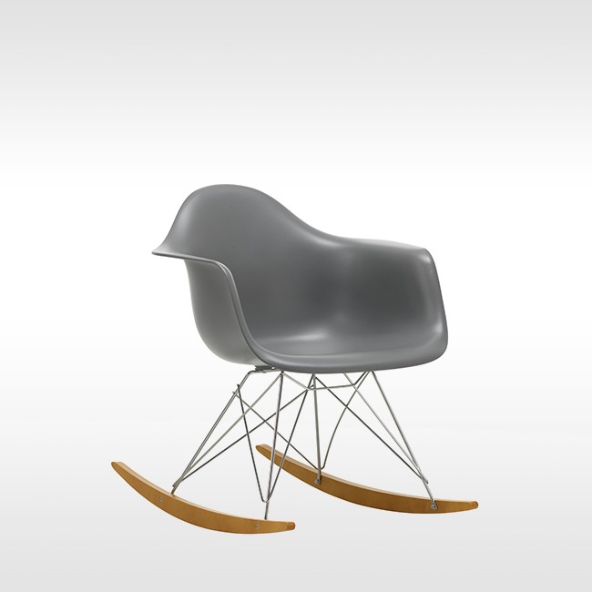 Vitra schommelstoel Eames Plastic Armchair RAR met esdoorn goud onderstel door Charles & Ray Eames