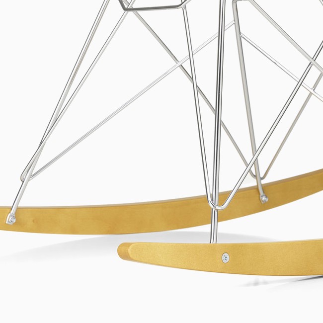 Vitra schommelstoel Eames Plastic Armchair RAR met esdoorn goud onderstel door Charles & Ray Eames
