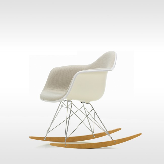 Vitra schommelstoel Eames Plastic Armchair RAR volledig bekleed met esdoorn goud onderstel door Charles & Ray Eames