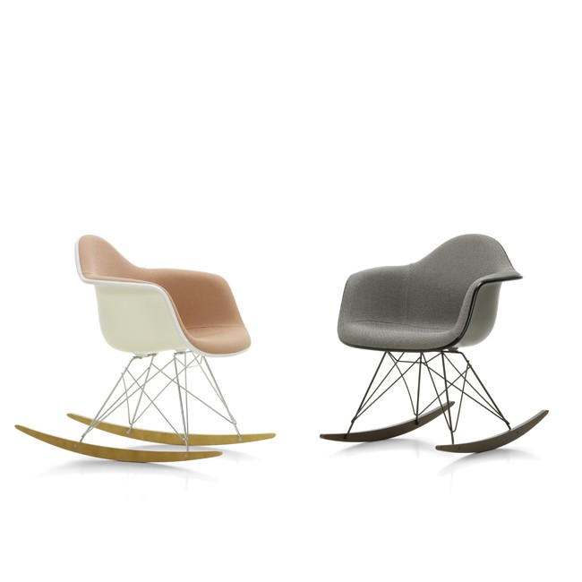 Vitra schommelstoel Eames Plastic Armchair RAR volledig bekleed met esdoorn goud onderstel door Charles & Ray Eames