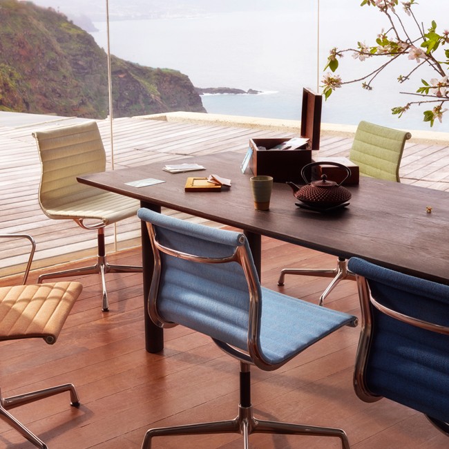 Vitra stoel Aluminium Chair EA 101 stof door Charles & Ray Eames
