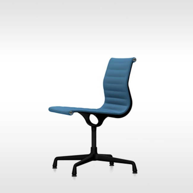 Vitra stoel Aluminium Chair EA 101 stof (zwart frame) door Charles & Ray Eames