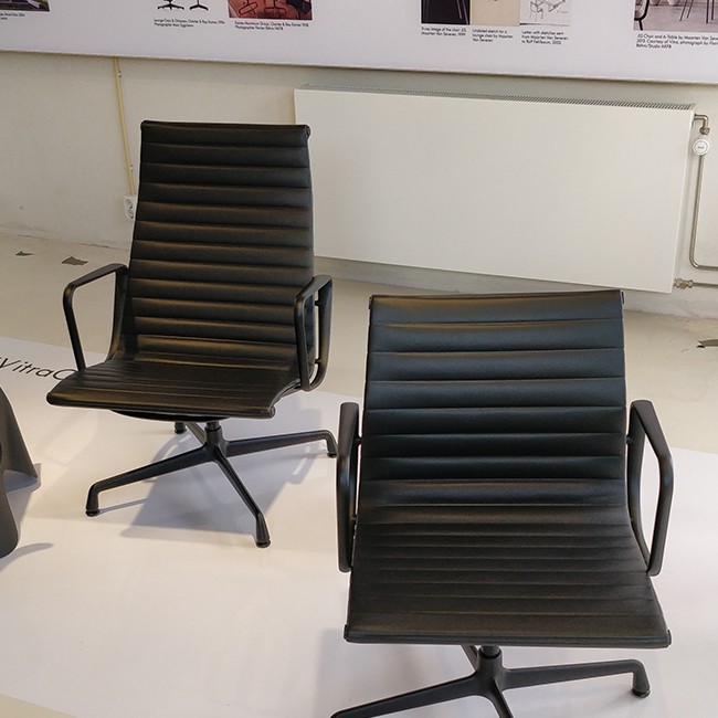 Vitra stoel Aluminium Chair EA 103 leder (zwart frame) door Charles & Ray Eames
