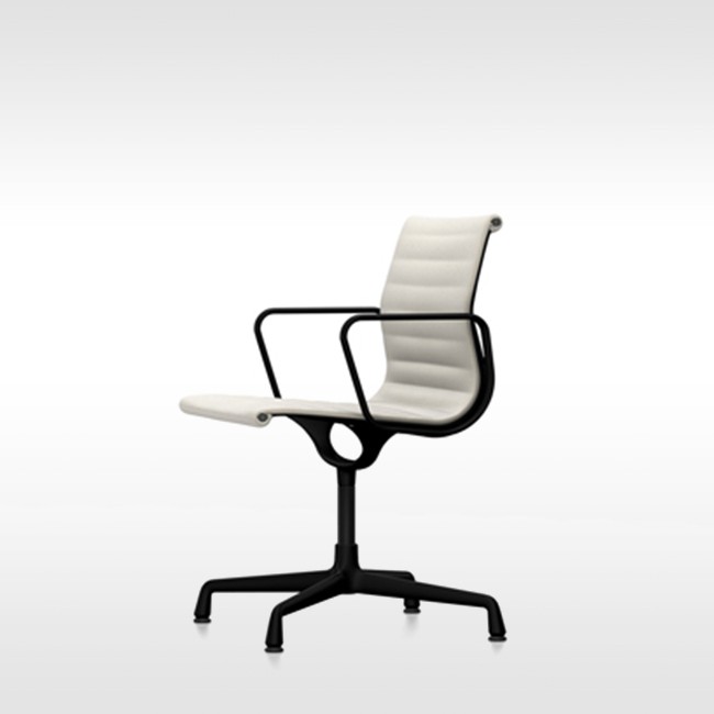 Vitra stoel Aluminium Chair EA 103 stof (zwart frame) door Charles & Ray Eames