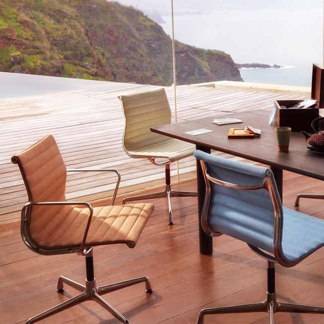 Vitra stoel Aluminium Chair EA 103 stof (zwart frame) door Charles & Ray Eames