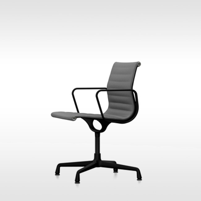 Vitra stoel Aluminium Chair EA 104 leder (zwart frame) door Charles & Ray Eames