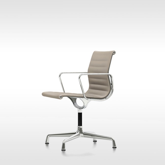 Vitra stoel Aluminium Chair EA 104 leer door Charles & Ray Eames