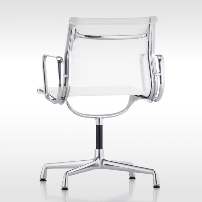 Vitra stoel Aluminium Chair EA 104 netweave door Charles & Ray Eames