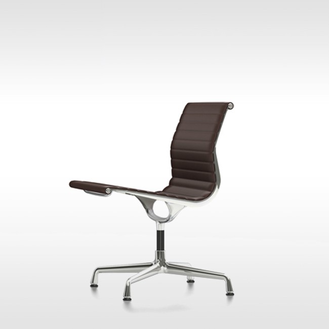 Vitra stoel Aluminium Chair EA 105 leer door Charles & Ray Eames
