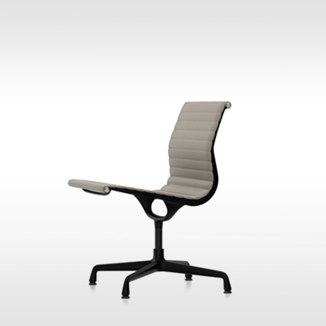 Vitra stoel Aluminium Chair EA 105 leder (zwart frame) door Charles & Ray Eames