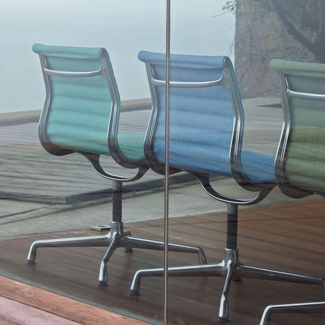 Vitra stoel Aluminium Chair EA 105 stof door Charles & Ray Eames