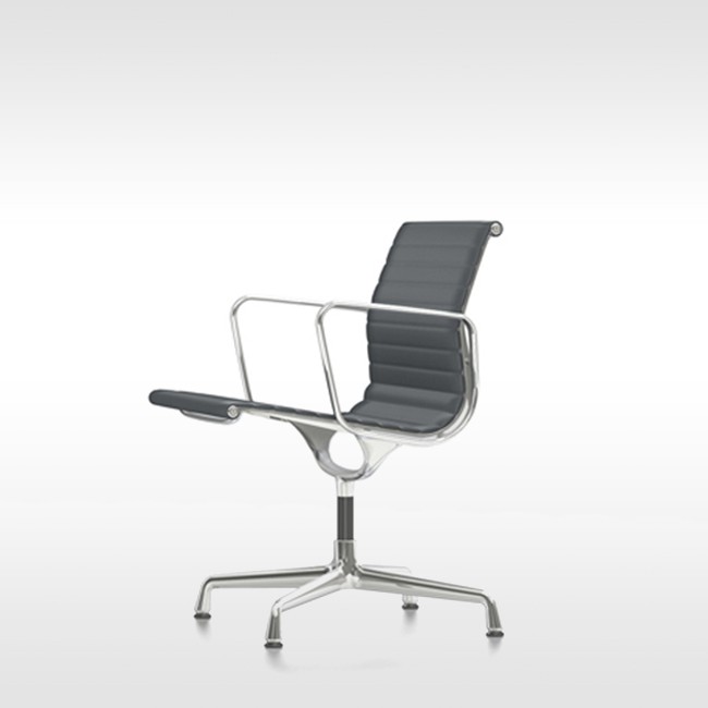 Vitra stoel Aluminium Chair EA 107 leer door Charles & Ray Eames