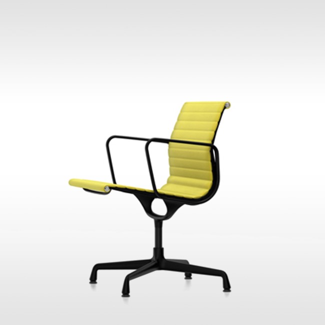 Vitra stoel Aluminium Chair EA 107 stof (zwart frame) door Charles & Ray Eames