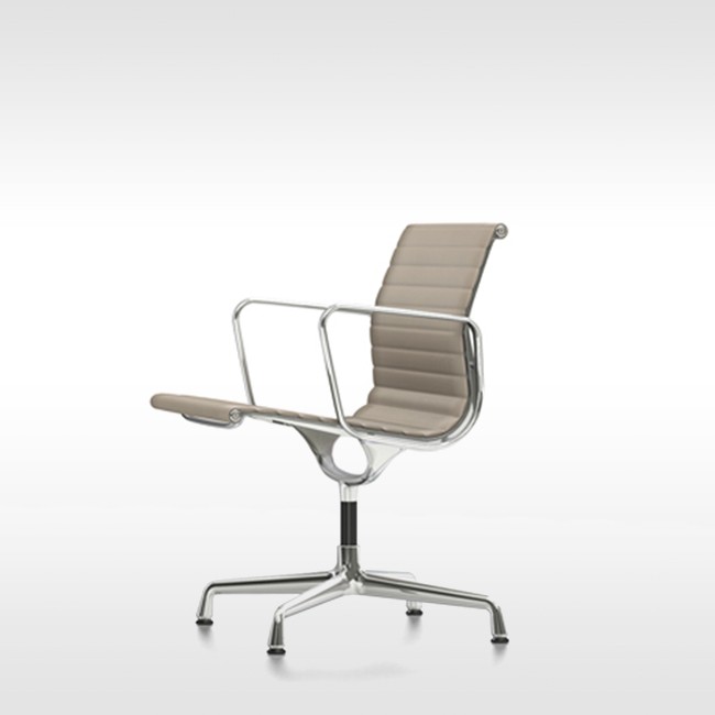 Vitra stoel Aluminium Chair EA 108 leer door Charles & Ray Eames