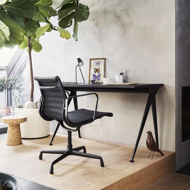 Vitra stoel Aluminium Chair EA 108 stof (zwart frame) door Charles & Ray Eames
